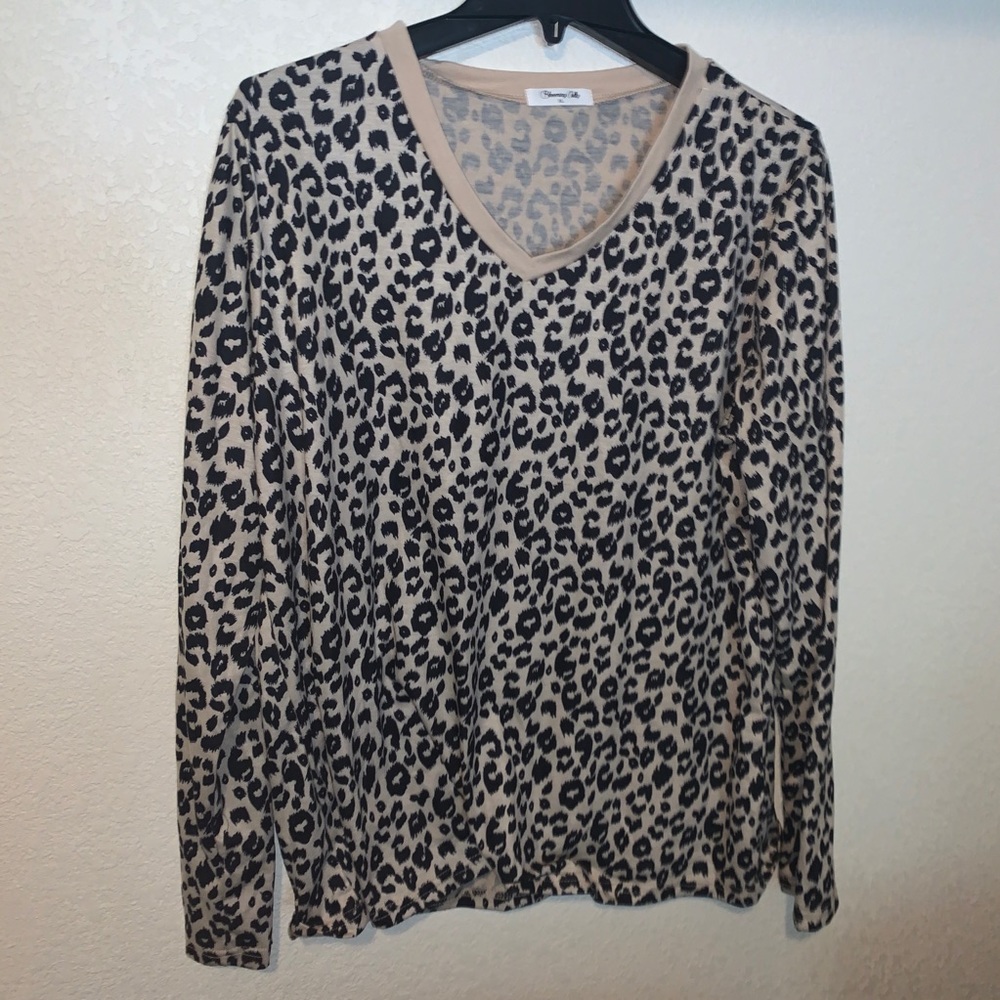 Vneck long sleeve cheetah print top